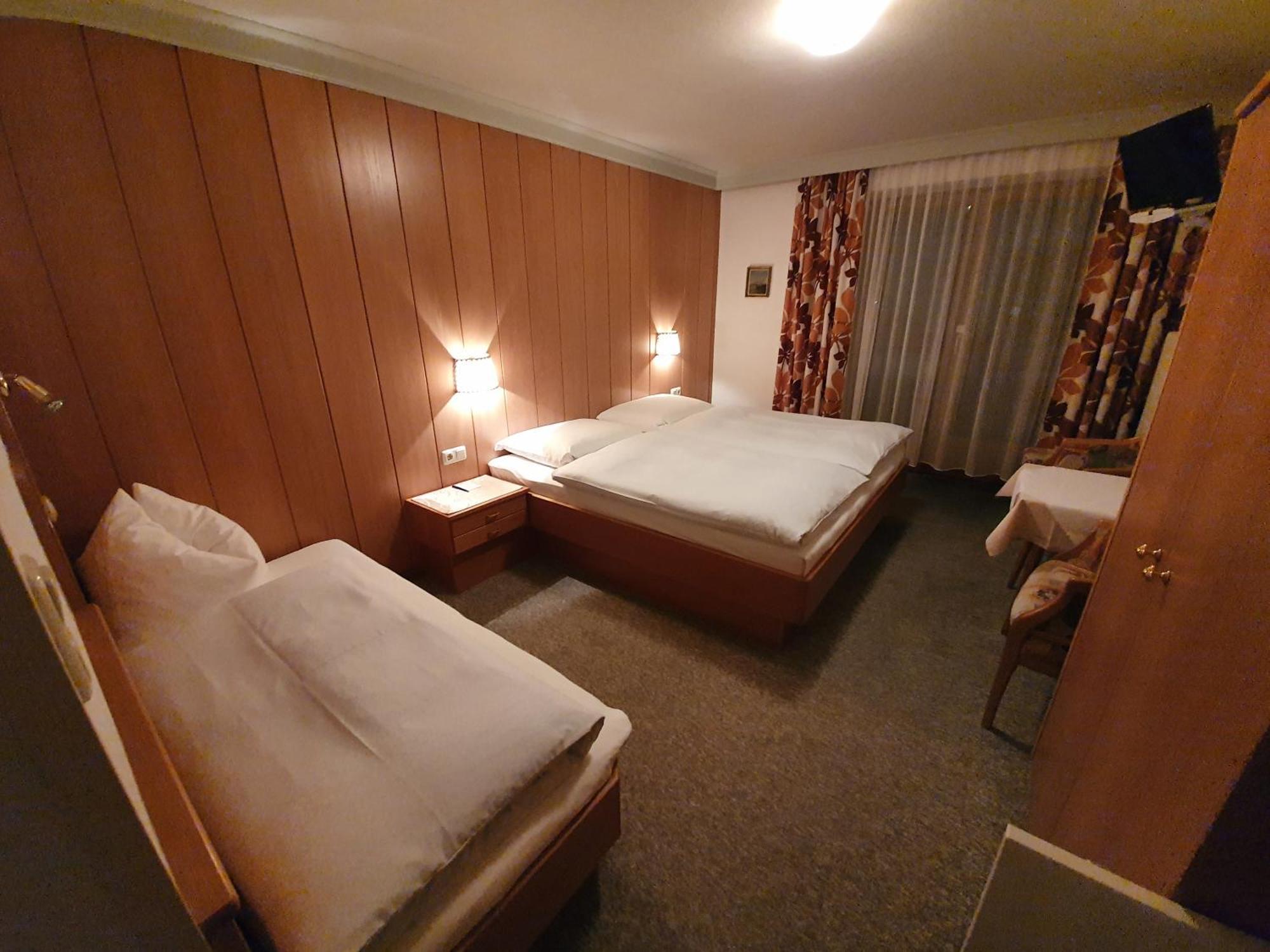 Hotel Haus Monika Und Haus Claudia à Mayrhofen Extérieur photo